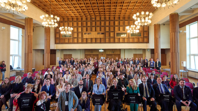 Ministru prezidente Evika Siliņa, ministri un jauniešu foruma dalībnieki 