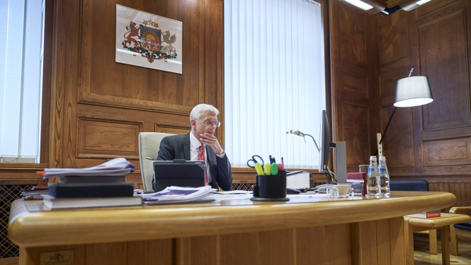 Krišjānis Kariņš pie darba galda