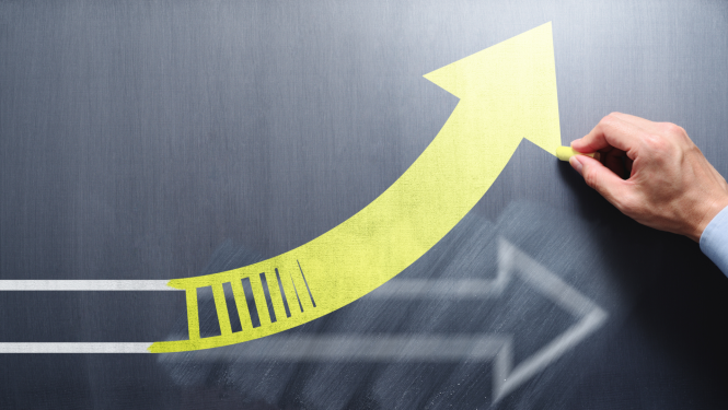 Uz tāfeles uzzīmēta bulta,kas sliecas uz augšu