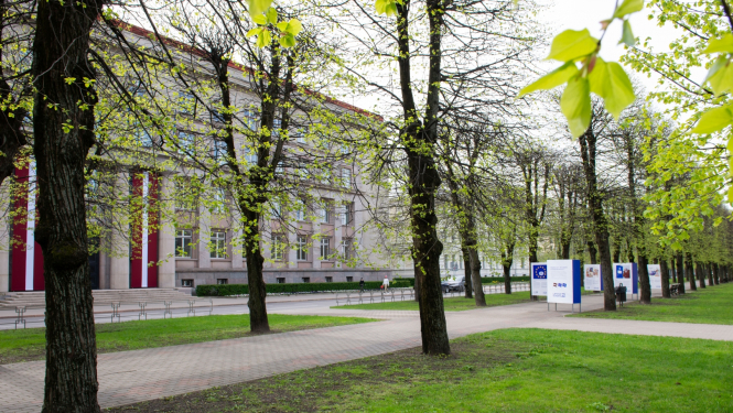 Karikatūrista kods – mīti un patiesība par Latvijas dalību ES un NATO - izstāde liepu alejā pretī Ministru kabineta ēkai