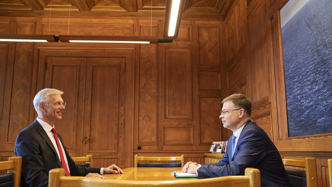 Foto: Ministru prezidents Krišjānis Kariņš un Eiropas Komisijas priekšsēdētājas izpildvietnieks Valdis Dombrovskis
