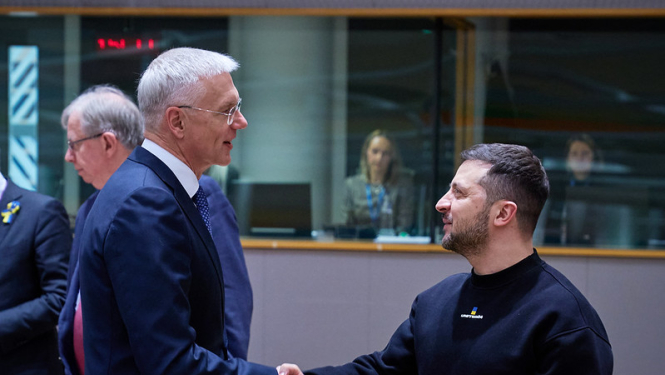 Krišjānis Kariņš sasveicinās ar Ukrainas prezidentu Volodomiru Zelenski