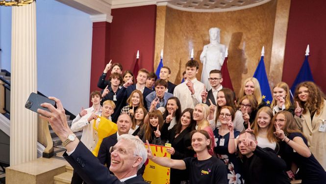 Ministru prezidents Krišjānis Kariņš sveic Zelta zivtiņas čempionāta uzvarētājus