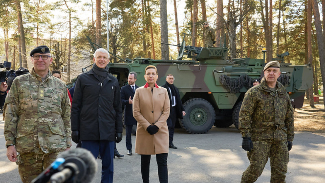 Ministru prezidents Krišjānis Kariņš un Dānijas premjerministre Mete Frederiksena Ādažu militārajā bāzē