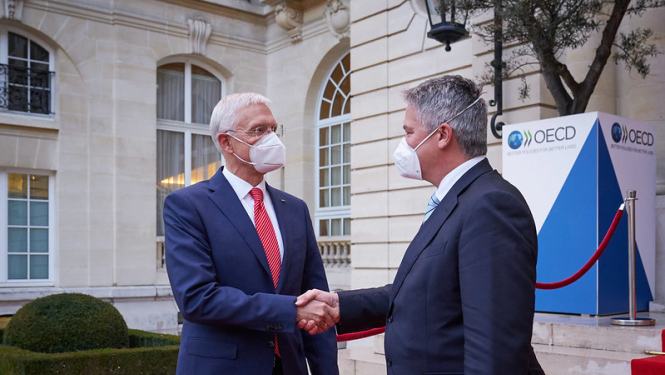 Ministru prezidents Krišjānis Kariņš  ar Ekonomiskās sadarbības un attīstības organizācijas (OECD) ģenerālsekretāru Matiasu Kormanu 