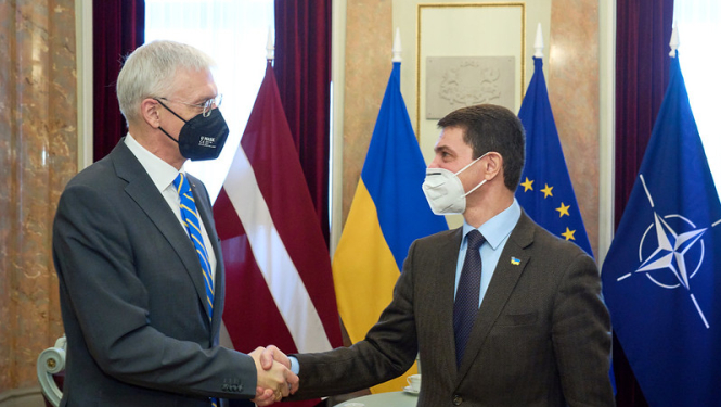 Krišjānis Kariņš kopā ar Ukrainas vēstnieku Latvijā Oleksandru Miščenko