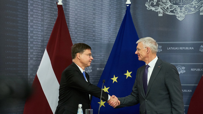 K. Karinš sarokojas ar V. Dombrovski