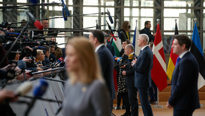 Amatpersonas sniedz intervijas Eiropadomē