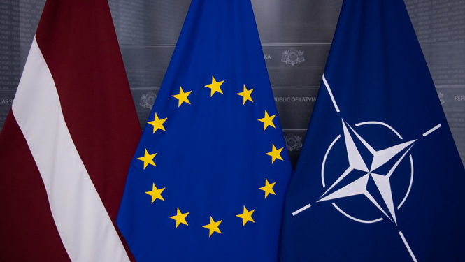 Latvijas, Eiropas Savienības un NATO karogi