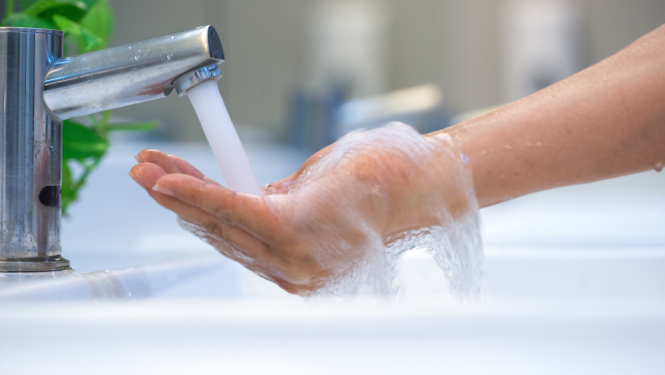 No ūdenskrāna tek ūdens