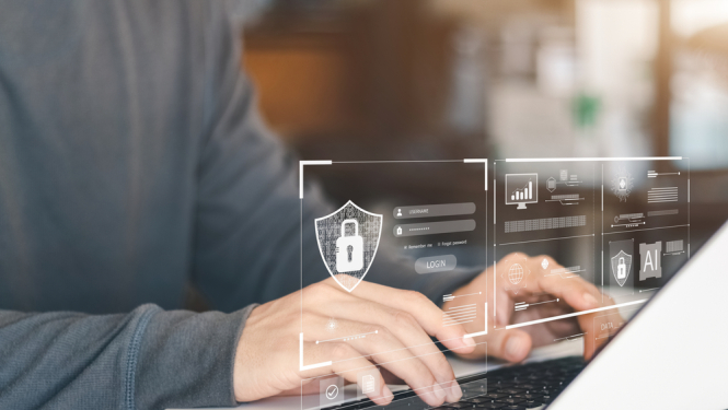 Vīrietis pie datora, kiberdrošības ikona