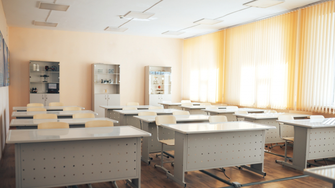 Tukša klases telpa ar galdiem un krēsliem