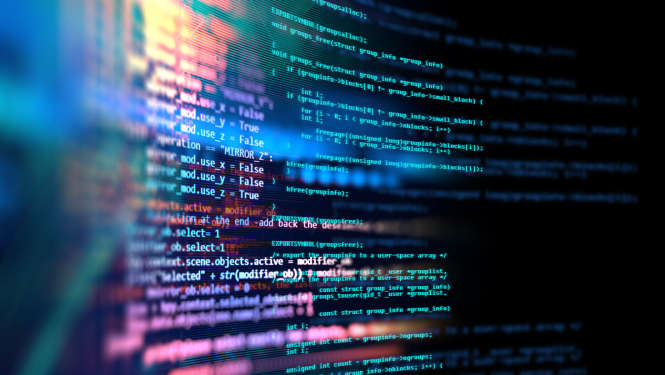 Programmēšanas kods ar krāsainiem burtiem uz tumša fona