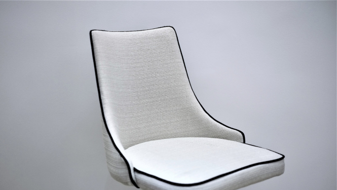 ilustratīvs attēls: tukšs krēsls; avots: unsplash.com