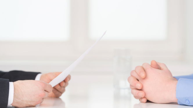 2 cilvēki sēž viens otram pretī