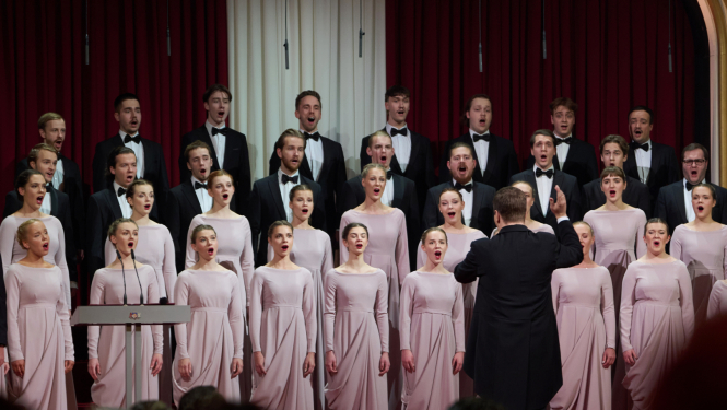 Jauniešu koris "Kamēr..."