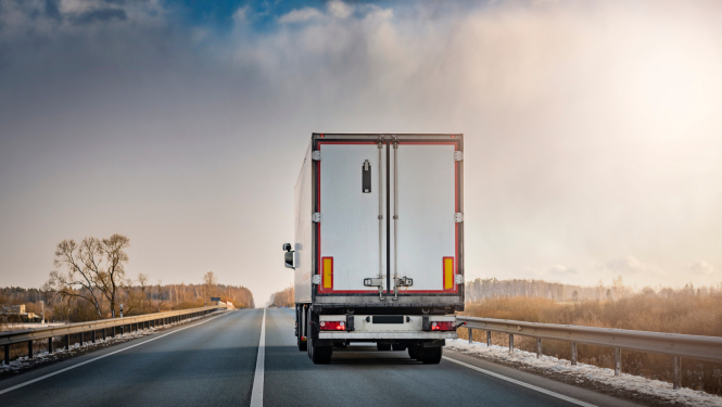 Kravas auto uz lielceļa