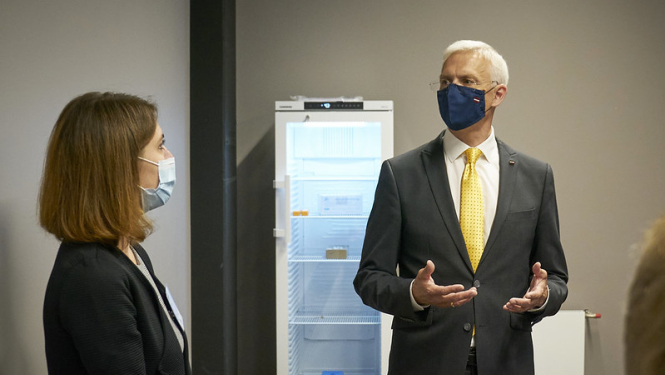 Krišjānis Kariņš vakcinācijas centrā