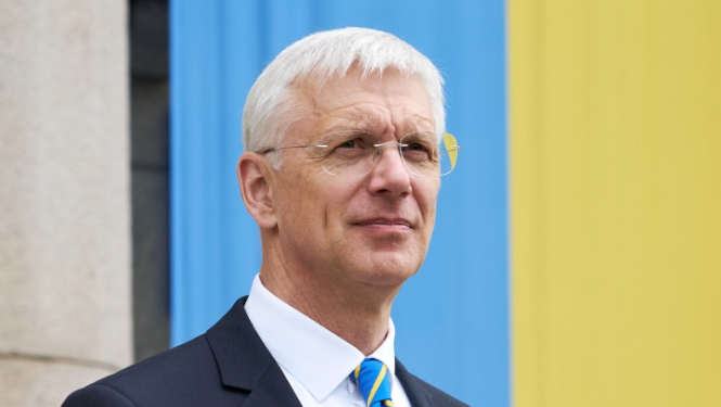 Kariņš pie valdības ēkas