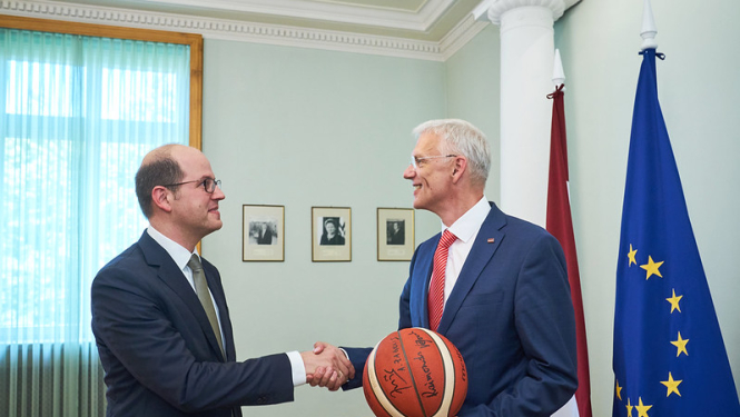 Ministru prezidents Krišjānis Kariņš tiekas ar Starptautiskās Basketbola federācijas (FIBA) ģenerālsekretāru Andreasu Zagkli (Andreas Zagklis).