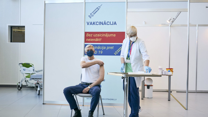 Krišjānis Kariņš saņem Covid-19 vakcīnu