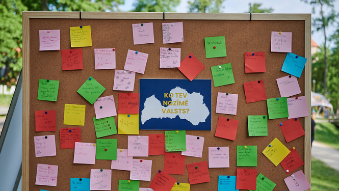 Stends festivālā LAMPA ar līmlapiņām, kur iedzīvotāji atbildējuši uz jautājumu "Ko Tev nozīmē valsts?"