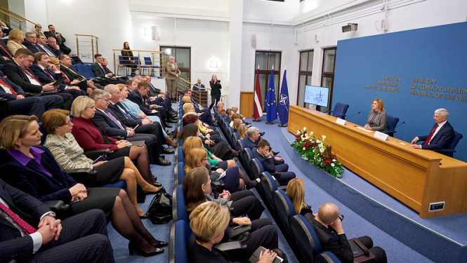 Latvijas diplomātisko pārstāvniecību vadītāju sanāksme. Zālē sēžu Ministru prezidente un ārlietu ministrs, kā arī sanāksmes dalībnieki. 