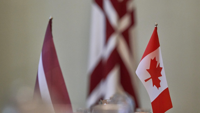 Latvijas Kanādas karogi