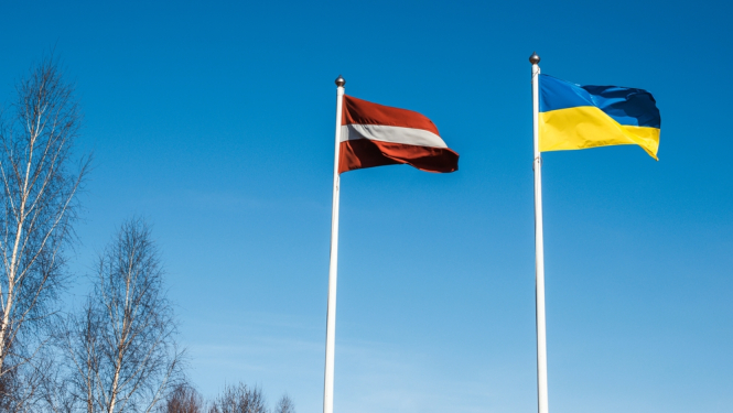 Latvijas un Ukrainas karogi