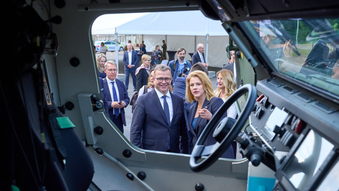 Ministru prezidente Evika Siliņa kopā ar Somijas premjerministru Peteri Orpo pie Patria bruņumašīnas, Valmierā. 