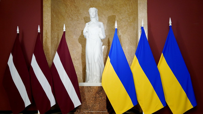 Latvijas un Ukrainas karogi Ministru kabinetā pie skulptūras "Taisnība", 1.stāva vestibilā