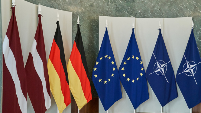 Latvijas, Vācijas, Eiropas Savienības un NATO karogi