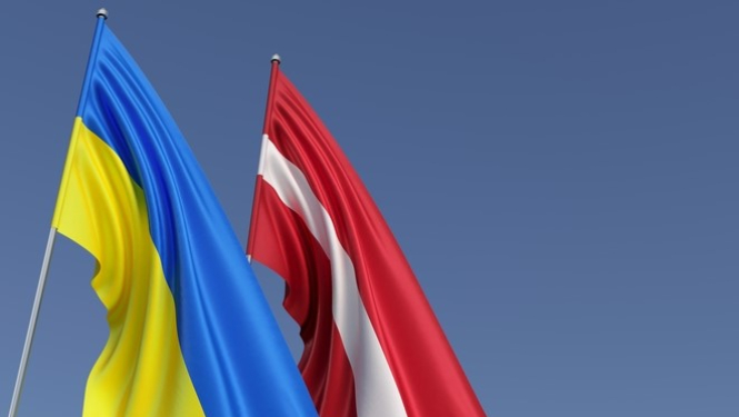 Latvijas un Ukrainas karogi
