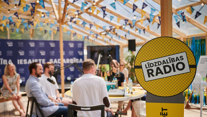 Foto no festivāla LAMPA. Uzraksts "Līdzdalības radio"