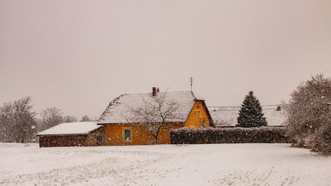 ilustratīvs attēls: apsnigusi māja; avots: unsplash.com