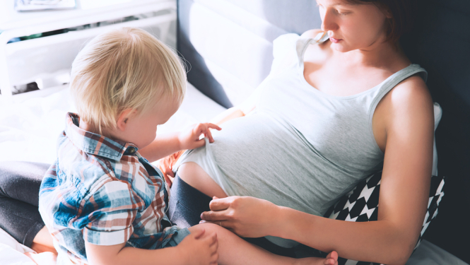 Grūtniece ar mazu puisīti