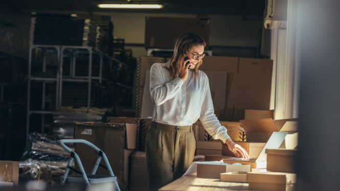 Sieviete runā pa telefonu