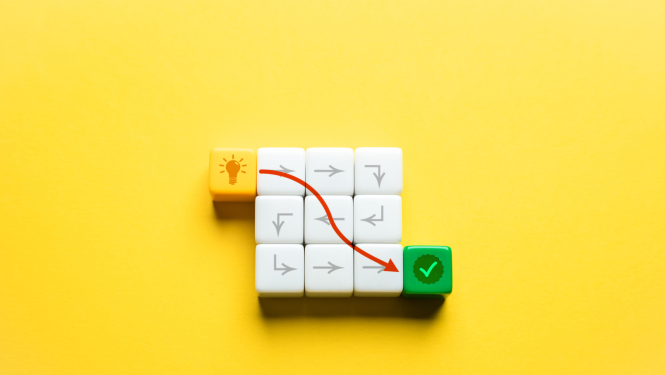 Klucīši ar bultiņām dažādos virzienos, sarkana bulta savieno klucīti ar lampiņas ikonu un zaļu ķeksīti, ilustrējot īsāko ceļu no idejas līdz rezultātam