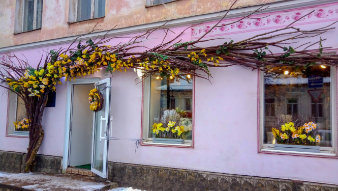 Mazs veikals izrotāts ar dzelteniem ziediem