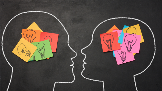 Divu galvu kontūras uz tāfeles, kas vērstas viena pret otru. Katrā galvā ir krāsaini līmlapiņām līdzīgi kvadrāti ar spuldzīšu zīmējumiem, simbolizējot ideju apmaiņu vai domu apmaiņu starp diviem cilvēkiem