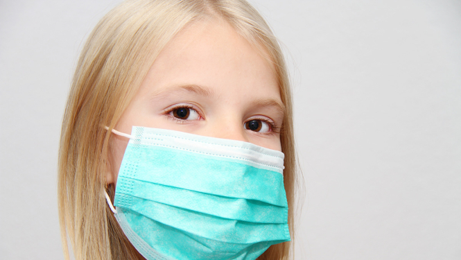 Meitene ar sejas masku