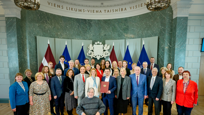 Memoranda padomes dalībnieki un memorandam pievienojušos biedrību pārstāvji kopā ar Ministru prezidenti Eviku Siliņu Ministru kabinetā