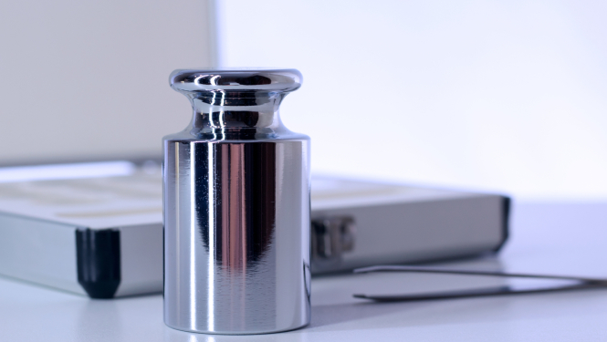 Atsvars, pincete un citi mērrīki uz galda