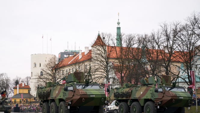 Bruņumašīnas piedalās militārajā parādē 11. novembra krastmalā pie Rīgas pils