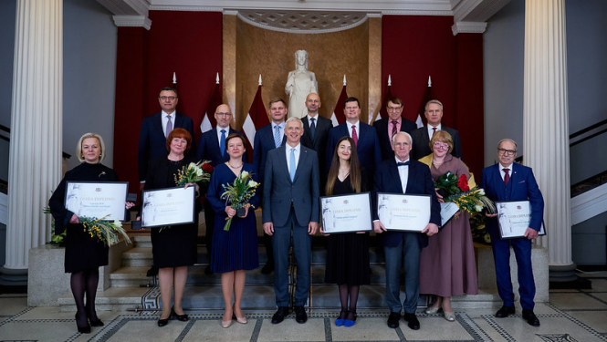 Ministru kabineta balvas saņēmēju, ministru un Ministru prezidenta kopīgs foto