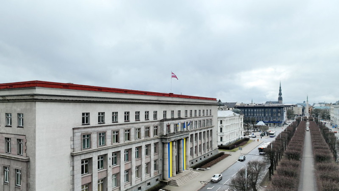 Ministru kabineta ēka ar Ukrainas karogiem