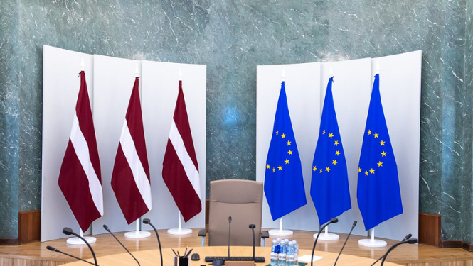 Foto: Ministru kabineta zaļā zāle ar Latvijas un ES karogiem