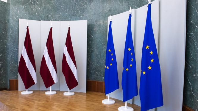 Foto: Ministru kabineta zaļā zāle ar Latvijas un ES karogiem