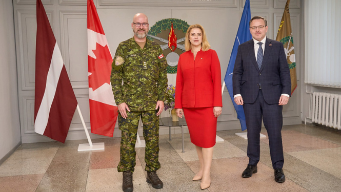 Ministru prezidente Evika Siliņa, Kanādas kontingenta komandieris pulkvedis Vinss Kirsteins un Kanādas vēstnieks Latvijā Braiens Svorks