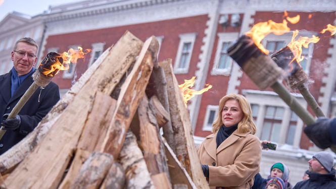 Ministru prezidente Evika Siliņa piedalās 1991. gada barikāžu atceres pasākumā